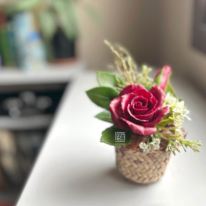 وردة في سلة (مصنوعة حسب الطلب)